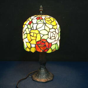 82 照明器具 ステンドグラス 薔薇文１灯ランプ ナイトランプ テーブルランプ スタンドランプの画像1