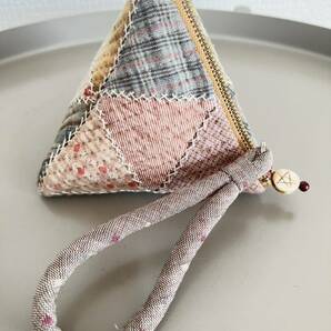 テトラ型ポーチ ハンドメイド パッチワーク キルト 刺繍の画像1