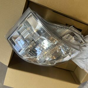 即使用可能！破損なし！良品。トヨタ純正 ハイエース 左 LEDヘッドライト 81185-26832 の画像3