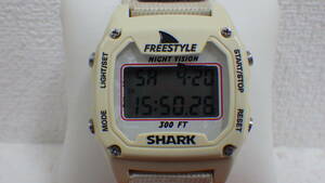 #12832H【稼働品】SHARK FREESTYL シャーク フリースタイル 300FT NIGHT VISION 腕時計 ホワイト系 箱・付属品無し 現状品