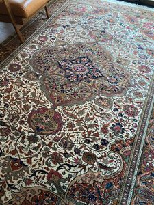 1ランク上の宝石の様な素晴らしい手織りカイセリブンヤン絨毯トルコでヘレケの次に有名な絨毯の産地イズニック柄1枚でお部屋が素敵に！