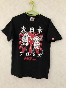 Art hand Auction PUNK DRUNKERS × Футболка Big Japan Pro Wrestling размера S с автографом Великого Кодзики Punk Drunkers BJW, Маленький размер, Круглый вырез, Иллюстрация, характер