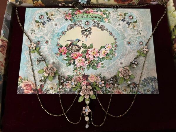 現価格今週末迄◎ミハエルネグリン Michal Negrin ベージュ&グリーン塗り×潰れバラ×ドレープネックレス 単品 未使用保管コレクション美品