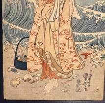 国芳浮世絵 見立大磯のとら沢村訥升 海辺 砂浜 魚介類 木版画 錦絵 和本 古文書_画像2