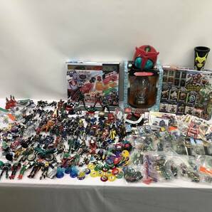 ☆☆【ジャンク】仮面ライダー 大量セット 超合金 グッズ フィギュア ミニチュア キーホルダー カブト ヘルメット 動作未確認 140サイズの画像1