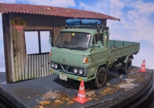 1/32三菱ふそうキャンター 昭和の風景 旧車 草ヒロ ジオラマ完成品ケース付き