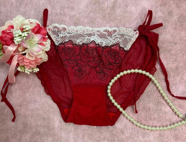 #071 真紅の赤に透け感がきれいでレースとラメ糸のバラの刺繍がステキなひもショーツ　サイズM