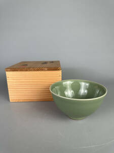 日本美術　三代　諏訪蘇山　 青磁　青瓷茶碗　抹茶碗　茶道具　共箱　高さ 約7cm 幅　約12.5cm