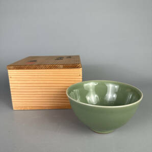 日本美術 三代 諏訪蘇山  青磁 青瓷茶碗 抹茶碗 茶道具 共箱 高さ 約7cm 幅 約12.5cmの画像1
