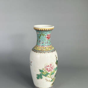 中国美術 景徳鎮製 粉彩孔雀花卉文花瓶 乾隆年製 款 時代物 の画像4