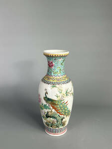 中国美術　景徳鎮製　粉彩孔雀花卉文花瓶　乾隆年製　款　時代物　