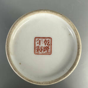 中国美術 景徳鎮製 粉彩孔雀花卉文花瓶 乾隆年製 款 時代物 の画像9