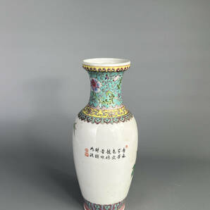 中国美術 景徳鎮製 粉彩孔雀花卉文花瓶 乾隆年製 款 時代物 の画像3