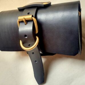 3mm厚姫路産ブラックヌメ革コンパクトバッグGの画像3