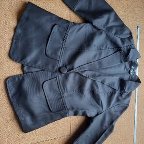半袖 テイラードジャケット 黒 ボタン留め 飾りポケット付き 五分丈 カジュアル フォーマル ビジネス mサイズ