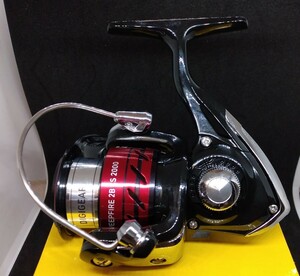 2000番DAIWA ダイワ リール スピニングリール 海外モデル 日本未発売 左右ハンドル 巻きやすい 新品 世界中で大人気 国内発送 カラーレッド