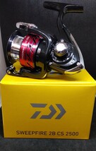 2500番DAIWA ダイワ リール スピニングリール 海外モデル 日本未発売 左右ハンドル 巻きやすい 新品 世界中で大人気 国内発送 カラーレッド_画像1