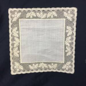 [雑貨] 手刺繍「正方形：約30×30cm ハンカチ」ボビンレース 完全手縫い作品 敷物・ポケットチーフ等に 美しいハンドメイド 手作り n128