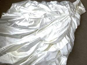 499　豪華な衣装　ウエディングドレス　ホワイト　　　　