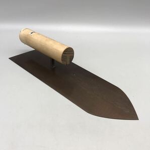 【新品 未使用】左官コテ 油焼中塗 330mm ヤマサ やまさ 山さ 鏝 道具 左官道具 コテ 職人 道具 大工 工具 條九阪大 おすすめの画像1