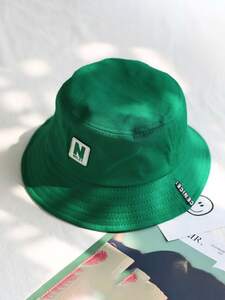 メンズ アクセサリー 帽子 の刺繍が入った無地のバケットハット、オールシーズン用のカジュアルな帽子 1個