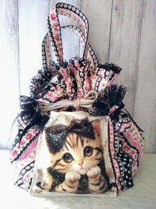 handmade//大きなリボンの猫ちゃんパネル×イチゴ柄ストライプ生地//巾着バック//お団子ループエンド