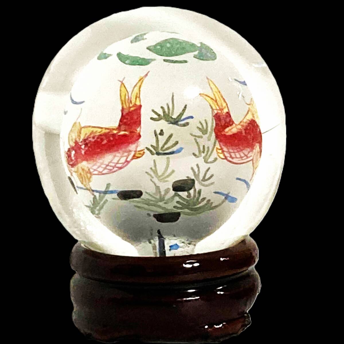 중국 미술, 내부 그림이 있는 둥근 공, 나무 베이스가 있는, 높이 약. 5.5cm, 선박, 수정구슬, 공 안에 그림 그리기, 유리 공, 유리 제조, 장식, 내부 사진, 금붕어, 중국, 물고기, 선박, 유리, 공예 유리