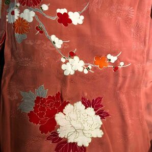 振袖　正絹　古典的な優しいお花の柄に古典的な優しい優美な色の薄いピンクから着物の品格が感じられる。 アンティーク 振袖、訪問着。