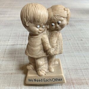 【高さ 15.5㎝】「We Need Each Other」メッセージドール■ビンテージ アンティーク 人形 オブジェ インテリア 70s USA製 R&W BERRIES