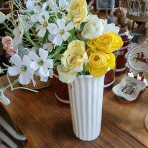 a503　白花フラワーベース　21.5㎝　縁が花びらのように小さなフリルで可愛いいシンプルな花瓶　陶器製　花入れ　生花、ブーケもお洒落に