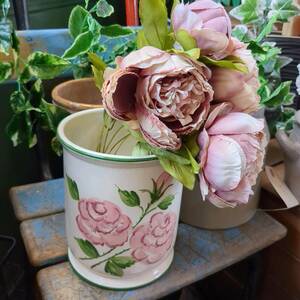 a531 ローズポット　ポルトガル製　陶器　大輪の薔薇が柔らかいピンクで描かれる　ガーデンカバーやインテリアなどお好きな使い方で♪