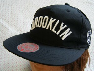 ミッチェル&ネス　Mitchell&Ness　NBA BROOKLYN NETS　NYLON 7 DEADSTOCK　シカゴブルズブリムフラットキャップ・帽子　黒色　サイズ FREE