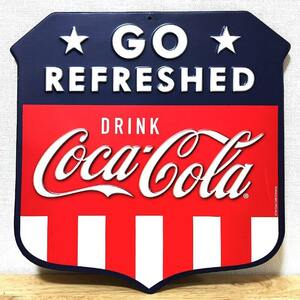 ブリキ看板 コカコーラ エンボスメタルサイン Go Refreshed Striped アメリカン 雑貨 COCA-COLA ロゴ ストライプ レトロ 国旗