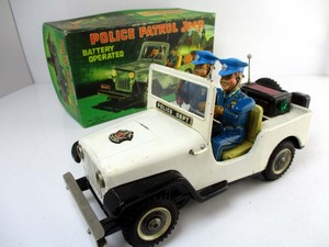 .. игрушка 1960 годы производства POLICE PATROL JEEP исправно работающий товар длина примерно 25cm