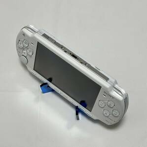 ★[中古] PSP-2000 本体 セラミックホワイト バッテリーなし 充電器 付き [動作確認済] FW3.95★の画像4