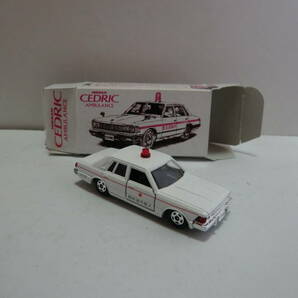 【tomica 当時物 IINO特注品 MADE IN JAPAN 旧No.13-4 セドリック430 大阪市消防局AMBULANCE・現状品】 白色ボディー+旧1Hホイル装着品の画像3