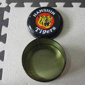 阪神タイガース HANSHIN Tigers 承認 タイガースカラーのクッキーの空き缶 缶の直径11.5、高さ6.5センチの画像3