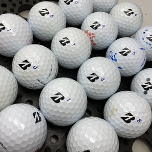 Q299【人気】ブリヂストン BRIDGESTONE TOUR B XS 2022年モデル ホワイト 18個【B級ランク】【ロストボール】の画像3