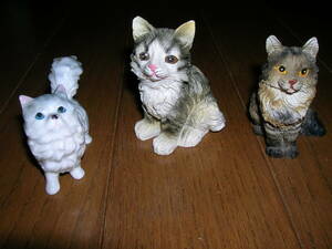 とっても　かわいい　小さな　子猫の置物　陶器、磁器　３匹　ネコ　チンチラ　飾り　