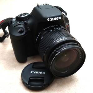 ◇ 美品 キヤノン Canon EOS Kiss X5 デジタル一眼レフカメラ EF-S 18-55mm 1:3.5-5.6 IS II 充電器 取説書 収納バッグ付き ◇の画像2