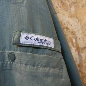 送料370円可★USA古着Columbiaコロンビア★PFG長袖フィッシングシャツ無地★ロゴ刺繍ボタンダウンアウトドア★サイズMポリエステル薄カーキの画像4