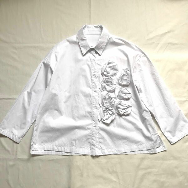 BRILLANTE ブリランテ　フラワーモチーフ付き　コットンシャツ　ブラウス　花　ホワイト　M〜L