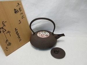 604015 【 ほぼ未使用 茶道具 釜師 浄清作 平霰地紋 銚子 赤絵裏染付山水図替蓋 鉄壺 共箱 】 検)燗鍋 酒次 鉄瓶 在銘 湯沸かし 金属工芸ⅰ