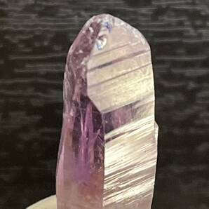 雨塚山産の紫水晶結晶 濃紫色 透明度高 剥離痕有 23×11×8(mm)の画像6