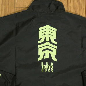 定価11,000円 新品 アシックス 東京マラソン2020 ウィンドジャケット ランニングジャケット 2013A114 黒 メンズSの画像4