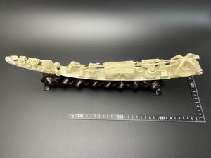 18k5 鯨歯風置物 象牙風 重量394g 長さ44cm 天然素材 マンモス 置物 オブジェ 工芸品 飾り用 木台付