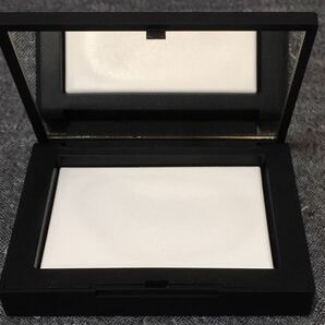 G4D107◆新品同様◆ ナーズ NARS ライトリフレクティングセッティングパウダー プレストN 5894 クリスタル フェイスパウダー 10gの画像2