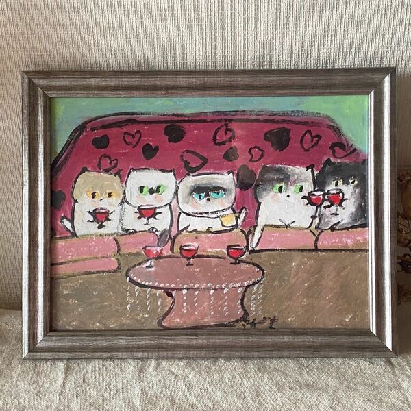 絵画。壁掛け原画【赤いソファーに猫ちゃんたちが並んで座ってワインを飲みます】