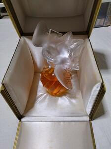 凄く大きいラリックの香水瓶　ニナリッチ　レール・デュ・タンの香水　未開栓未使用　2羽の鳩　オリジナル外箱ケースに収納