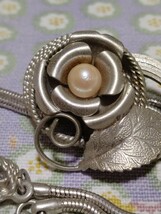 ループタイ　　真珠一粒　金属製　　繊細な細工　　銀色_画像2